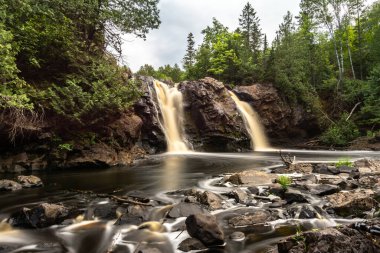 Küçük Manitou Şelalesi tam gaz ilerliyor. Pattison State Park, Superior, Wisconsin, ABD.