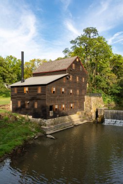 Pine Creek Grist Mill, 1848 'de inşa edilmiş, güneşli bir yaz sabahı Wildcat Den State Park' ta. Muscatine, Iowa, ABD.