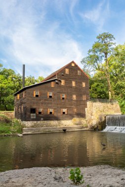 Pine Creek Grist Mill, 1848 'de inşa edilmiş, güneşli bir yaz sabahı Wildcat Den State Park' ta. Muscatine, Iowa, ABD.