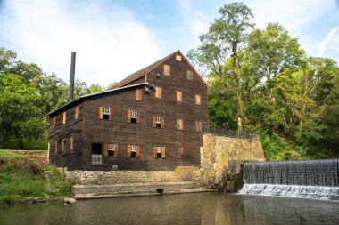 Pine Creek Grist Mill, 1848 'de inşa edilmiş, güneşli bir yaz sabahı Wildcat Den State Park' ta. Muscatine, Iowa, ABD.