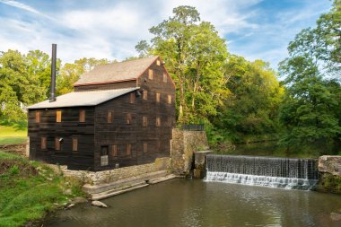 Pine Creek Grist Mill, 1848 'de inşa edilmiş, güneşli bir yaz sabahı Wildcat Den State Park' ta. Muscatine, Iowa, ABD.
