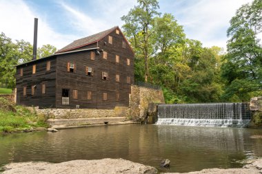 Pine Creek Grist Mill, 1848 'de inşa edilmiş, güneşli bir yaz sabahı Wildcat Den State Park' ta. Muscatine, Iowa, ABD.