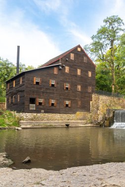 Pine Creek Grist Mill, 1848 'de inşa edilmiş, güneşli bir yaz sabahı Wildcat Den State Park' ta. Muscatine, Iowa, ABD.