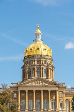 Iowa Eyaleti Kongre Binası sıcak bir yaz gününde mavi gökyüzü ve bulutlarla dolu. Des Moines, Iowa, ABD.