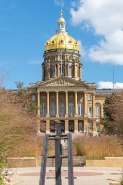 Iowa Eyaleti Kongre Binası sıcak bir yaz gününde mavi gökyüzü ve bulutlarla dolu. Des Moines, Iowa, ABD.