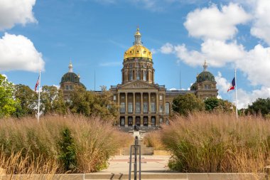 Iowa Eyaleti Kongre Binası sıcak bir yaz gününde mavi gökyüzü ve bulutlarla dolu. Des Moines, Iowa, ABD.