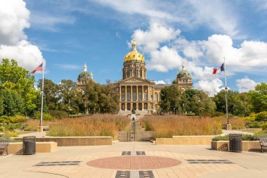 Iowa Eyaleti Kongre Binası sıcak bir yaz gününde mavi gökyüzü ve bulutlarla dolu. Des Moines, Iowa, ABD.