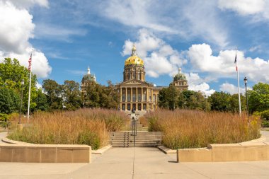 Iowa Eyaleti Kongre Binası sıcak bir yaz gününde mavi gökyüzü ve bulutlarla dolu. Des Moines, Iowa, ABD.