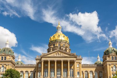 Iowa Eyaleti Kongre Binası sıcak bir yaz gününde mavi gökyüzü ve bulutlarla dolu. Des Moines, Iowa, ABD.