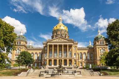 Iowa Eyaleti Kongre Binası sıcak bir yaz gününde mavi gökyüzü ve bulutlarla dolu. Des Moines, Iowa, ABD.