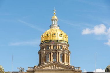 Iowa Eyaleti Kongre Binası sıcak bir yaz gününde mavi gökyüzü ve bulutlarla dolu. Des Moines, Iowa, ABD.