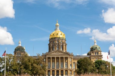 Iowa Eyaleti Kongre Binası sıcak bir yaz gününde mavi gökyüzü ve bulutlarla dolu. Des Moines, Iowa, ABD.