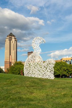 Des Moines, Iowa, ABD - 16 Eylül 2024 - Jaume Plensa Nomade adlı heykel Des Moines 'deki Pappajohn heykel parkında 2007.Boyalı paslanmaz çelik heykel.