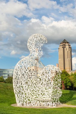 Des Moines, Iowa, ABD - 16 Eylül 2024 - Jaume Plensa Nomade adlı heykel Des Moines 'deki Pappajohn heykel parkında 2007.Boyalı paslanmaz çelik heykel.