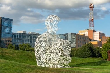 Des Moines, Iowa, ABD - 16 Eylül 2024 - Jaume Plensa Nomade adlı heykel Des Moines 'deki Pappajohn heykel parkında 2007.Boyalı paslanmaz çelik heykel.