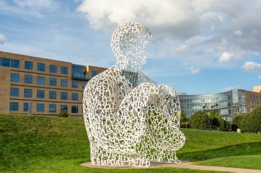 Des Moines, Iowa, ABD - 16 Eylül 2024 - Jaume Plensa Nomade adlı heykel Des Moines 'deki Pappajohn heykel parkında 2007.Boyalı paslanmaz çelik heykel.