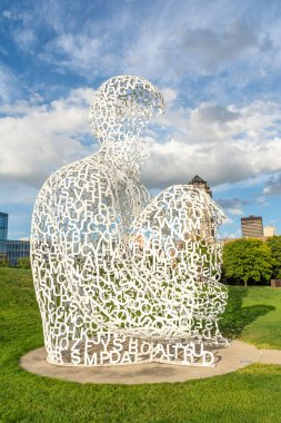 Des Moines, Iowa, ABD - 16 Eylül 2024 - Jaume Plensa Nomade adlı heykel Des Moines 'deki Pappajohn heykel parkında 2007.Boyalı paslanmaz çelik heykel.