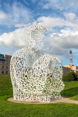 Des Moines, Iowa, ABD - 16 Eylül 2024 - Jaume Plensa Nomade adlı heykel Des Moines 'deki Pappajohn heykel parkında 2007.Boyalı paslanmaz çelik heykel.