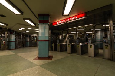 13 Ocak 2025 - Chicago, Illinois, ABD - Chicago 'nun tarihi' Lake 'istasyonundaki CTA döngüsü trenleri için turnikeler.