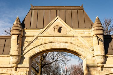 Şu anda Yards Mahallesi olarak bilinen tarihi sendika deposunun eski taş girişi. Chicago, Illinois, ABD.