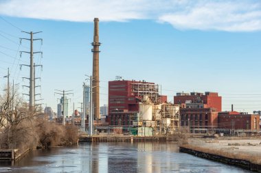 Endüstriyel arazi ve aşağı batı yakasındaki Loomis St köprüsünden Chicago şehir merkezi manzarası. Chicago, Illinois, ABD.