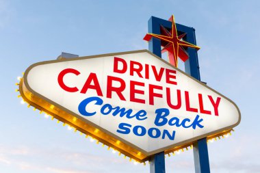 Las Vegas, Nevada, ABD - 2 Mart 2025 - Vintage Drive 'da gün doğumu Dikkatli bir şekilde Las Vegas tabelasını terk..