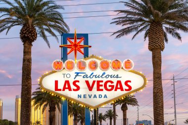 Las Vegas, Nevada, ABD - 2 Mart 2025 - Klasik gündoğumu Muhteşem Las Vegas tabelasına hoş geldiniz.