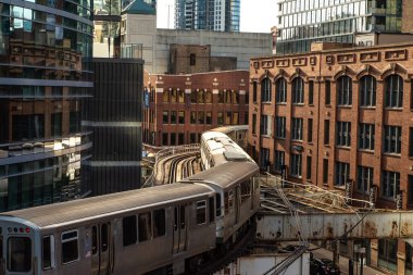 Chicago, Illinois, ABD - 6 Nisan 2025 Şikago 'nun ünlü ilmek binalarından geçen yüksek ya da L tren rayları.