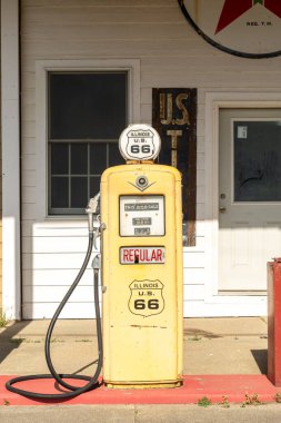 Williamsville, Illinois, ABD - 15 Mayıs 2025 - Eski Route 66 'da eski benzin pompaları ve diğer antika hatıraları olan eski bir benzin istasyonu.
