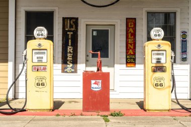 Williamsville, Illinois, ABD - 15 Mayıs 2025 - Eski Route 66 'da eski benzin pompaları ve diğer antika hatıraları olan eski bir benzin istasyonu.