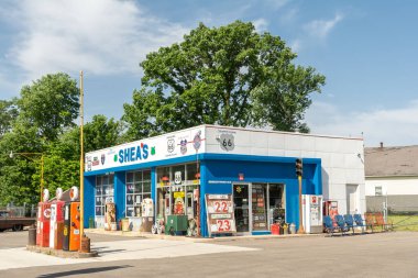 Springfield, Illinois, ABD - 15 Mayıs 2025 - 66. yoldaki eski Shea 'nın garajında antika hatıralar, eski benzin pompaları, antika tabelalar ve çok daha fazlası var.