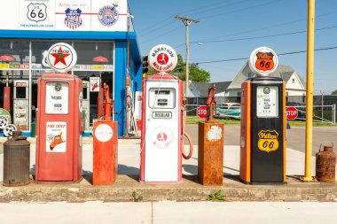 Springfield, Illinois, ABD - 15 Mayıs 2025 - 66. yoldaki eski Shea 'nın garajında antika hatıralar, eski benzin pompaları, antika tabelalar ve çok daha fazlası var.