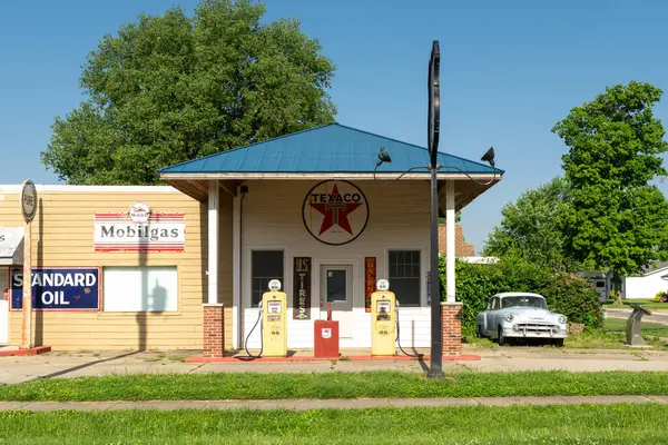 Williamsville, Illinois, ABD - 15 Mayıs 2025 - Eski Route 66 'da eski benzin pompaları ve diğer antika hatıraları olan eski bir benzin istasyonu.