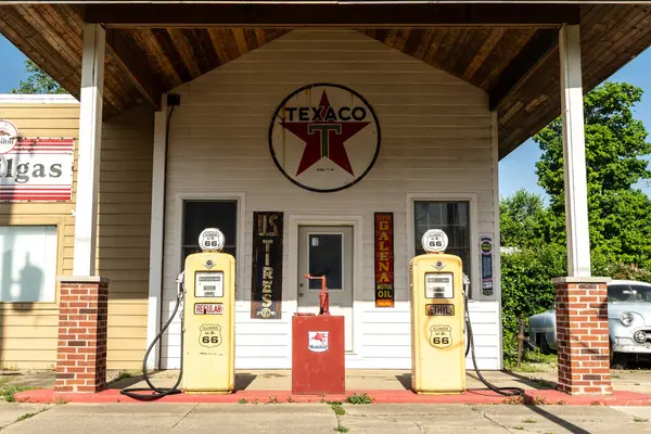 Williamsville, Illinois, ABD - 15 Mayıs 2025 - Eski Route 66 'da eski benzin pompaları ve diğer antika hatıraları olan eski bir benzin istasyonu.
