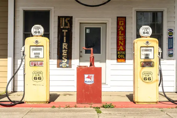 Williamsville, Illinois, ABD - 15 Mayıs 2025 - Eski Route 66 'da eski benzin pompaları ve diğer antika hatıraları olan eski bir benzin istasyonu.