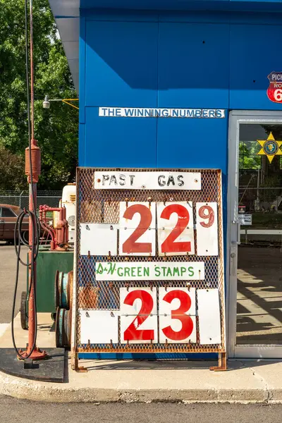 Springfield, Illinois, ABD - 15 Mayıs 2025 - 66. yoldaki eski Shea 'nın garajında antika hatıralar, eski benzin pompaları, antika tabelalar ve çok daha fazlası var.