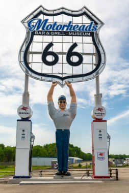 Springfield, Illinois, ABD - 15 Mayıs 2025 - Büyük Ron, Motorheads bar ve ızgara dışında 10 metre boyunda, 66 no 'lu yola nispeten yeni katılan.
