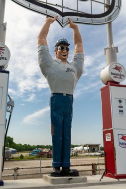 Springfield, Illinois, ABD - 15 Mayıs 2025 - Büyük Ron, Motorheads bar ve ızgara dışında 10 metre boyunda, 66 no 'lu yola nispeten yeni katılan.