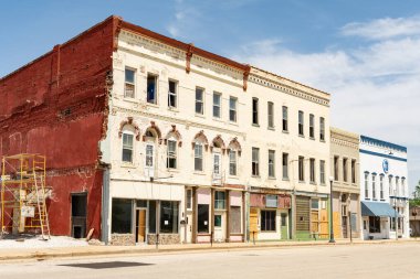 Şehir merkezindeki terk edilmiş binalar ve şehir merkezindeki kepenkli işletmeler. Lincoln, Illinois, ABD.