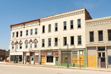 Şehir merkezindeki terk edilmiş binalar ve şehir merkezindeki kepenkli işletmeler. Lincoln, Illinois, ABD.