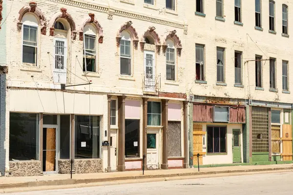 Şehir merkezindeki terk edilmiş binalar ve şehir merkezindeki kepenkli işletmeler. Lincoln, Illinois, ABD.