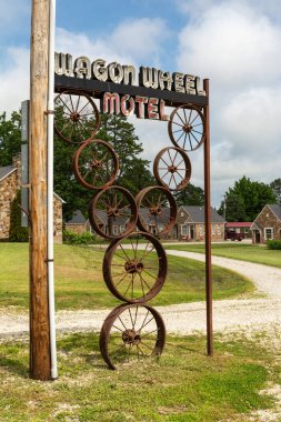 Küba, Missouri, ABD - 17 Haziran 2025 - Tarihi 66. güzergahın Missouri bölümündeki tarihi Wagon Wheel Motel.