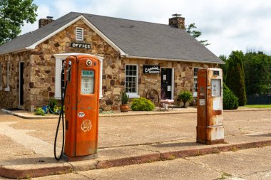 Küba, Missouri, ABD - 17 Haziran 2025 - Tarihi 66. güzergahın Missouri bölümündeki tarihi Wagon Wheel Motel.