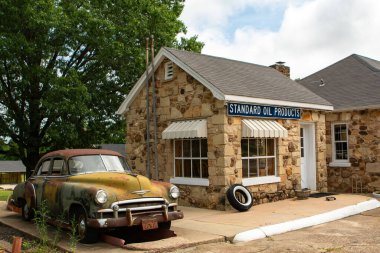 Küba, Missouri, ABD - 17 Haziran 2025 - Tarihi 66. güzergahın Missouri bölümündeki tarihi Wagon Wheel Motel.