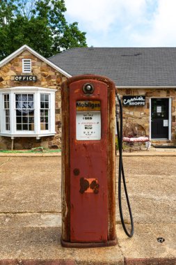 Küba, Missouri, ABD - 17 Haziran 2025 - Tarihi 66. güzergahın Missouri bölümündeki tarihi Wagon Wheel Motel.