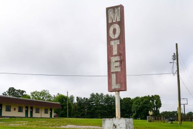 66. Yol 'un Missouri bölümünde eski püskü otel tabelası..