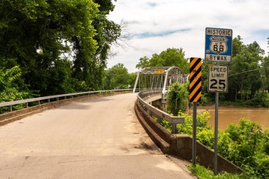 Şeytan Elbow, Missouri, ABD - 17 Haziran 2025 - 66. yoldaki Büyük Piney Nehri üzerindeki tarihi 1923 Şeytani Dirsek Köprüsü.