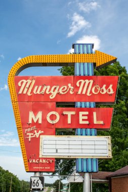 Lübnan, Missouri, ABD - 17 Haziran 2025 - 66. yolun Missouri bölümündeki tarihi Munger Moss Motel.