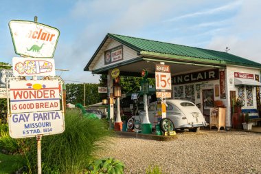 Ash Grove, Missouri ABD - 18 Haziran 2025 - Garys Gay Parita antika servis istasyonu ve tarihi Route 66 'daki turistik eğlence merkezi.