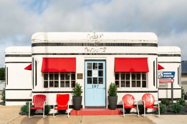 Carthage, Missouri, ABD - 18 Haziran 2025 - 1939 'da inşa edilen ve bugün halen açık olan tarihi Boots Court Motel, Kartaca, Missouri' de 66..